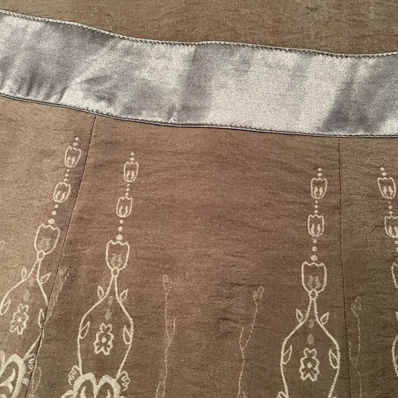 Beautiful kaki green shimmer A line skirt. - Picture 3 of 6